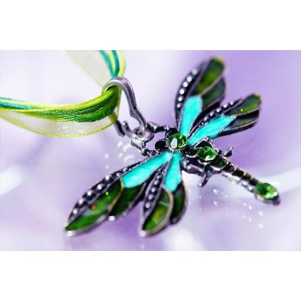 トンボモチーフ アップルグリーンカットビーズ装飾 ラメ入り樹脂