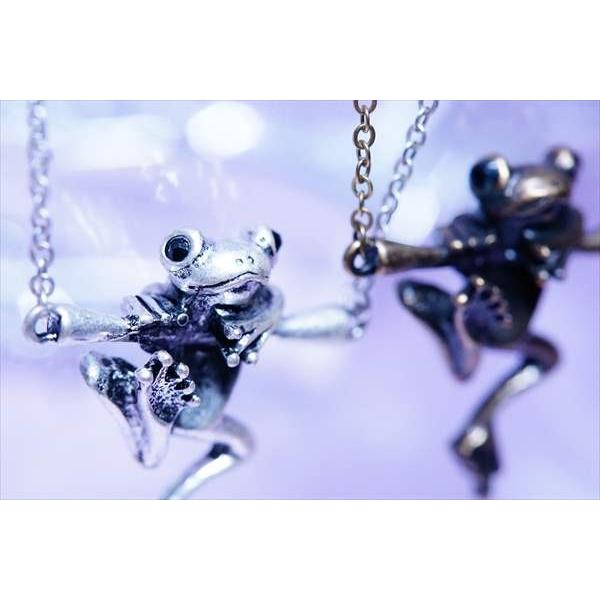 カエルモチーフ 癒し系・小枝につかまる蛙デザイン ブラックカット