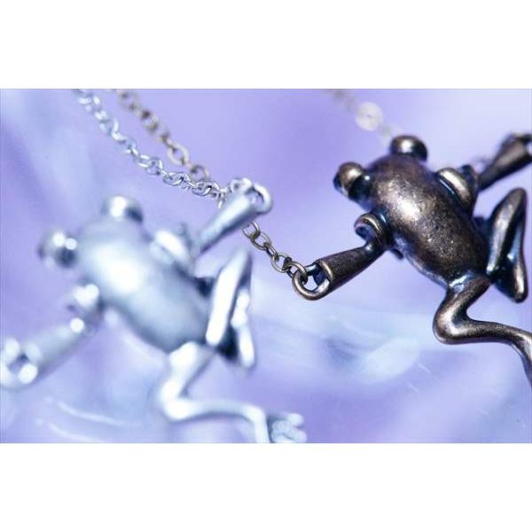 カエルモチーフ 癒し系・小枝につかまる蛙デザイン ブラックカット