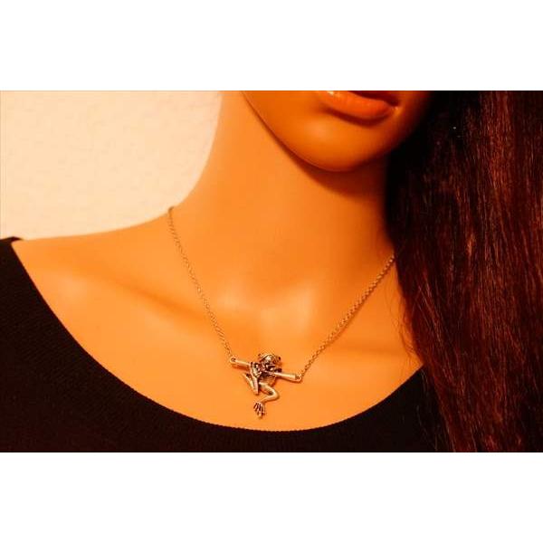 カエルモチーフ 癒し系・小枝につかまる蛙デザイン ブラックカット