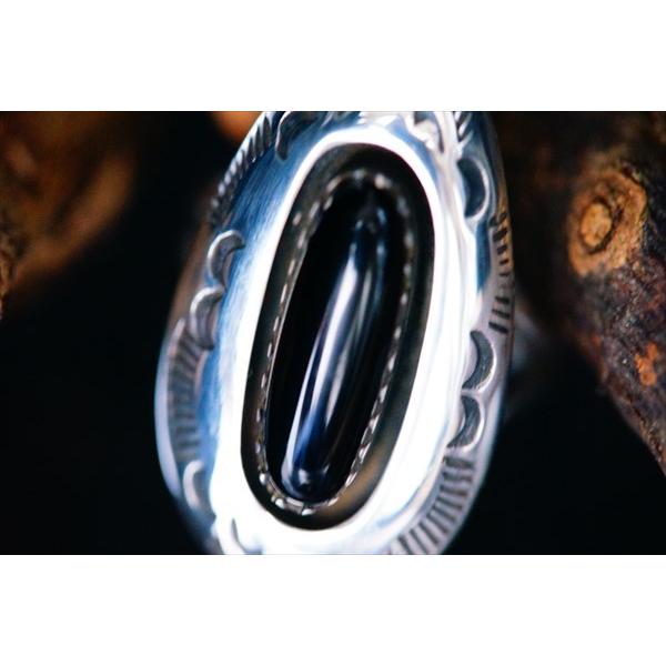 オーバルカボションカット・オニキス装飾 フラワー(花)彫りドロップ(雫型)デザイン メンズ インディアンジュエリー シルバー925 リング 指輪 | Indian Jewelry | 01