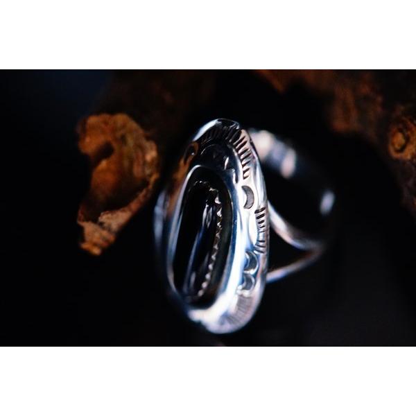 オーバルカボションカット・オニキス装飾 フラワー(花)彫りドロップ(雫型)デザイン メンズ インディアンジュエリー シルバー925 リング 指輪 | Indian Jewelry | 03