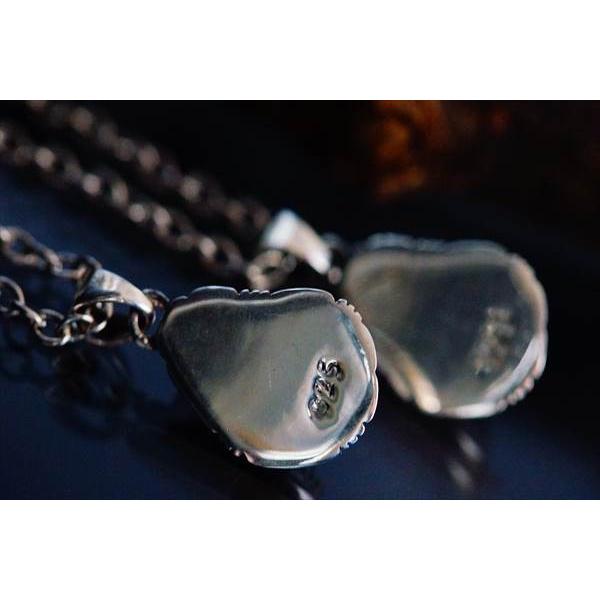 Indian Jewelry ベアパウ(熊の手/足跡)プレート 勾玉風カット Indian Jewelry ベアパウ(熊の手/足跡)プレート 勾玉風カット