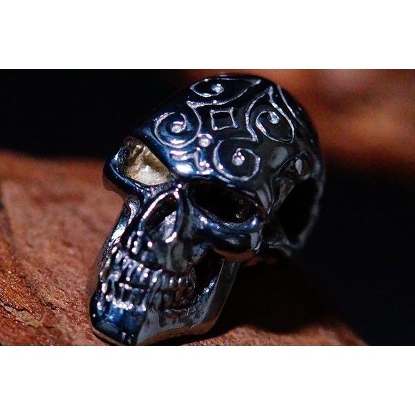 トライバルタトゥーヘッド ブラックロジウムスカルシルバーペンダント