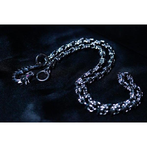 レッドキュービックジルコニアアイズドラゴン フラットクロスブラック