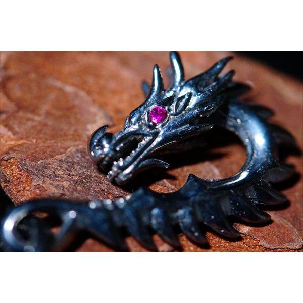 レッドキュービックジルコニアアイズドラゴン フラットクロスブラックロジウムウォレットチェーンの画像