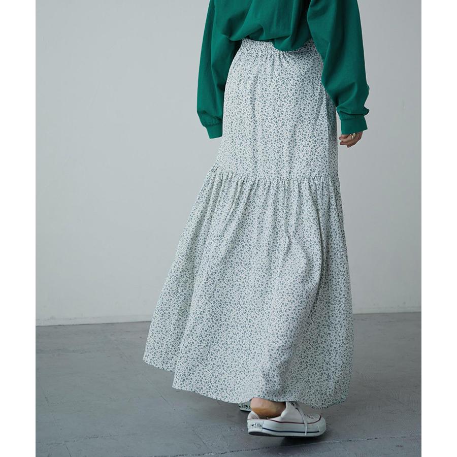 Fashion Letter モノトーンの小花柄スカートがコーデにはなやかさと  