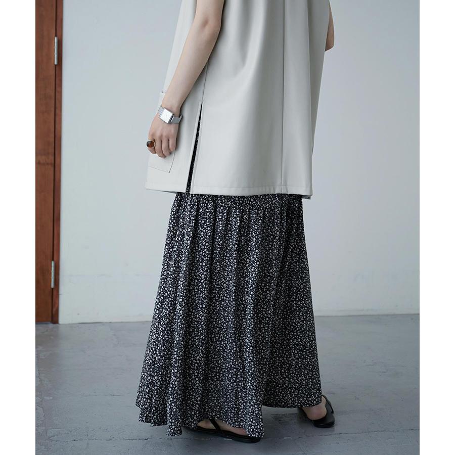 Fashion Letter モノトーンの小花柄スカートがコーデにはなやか