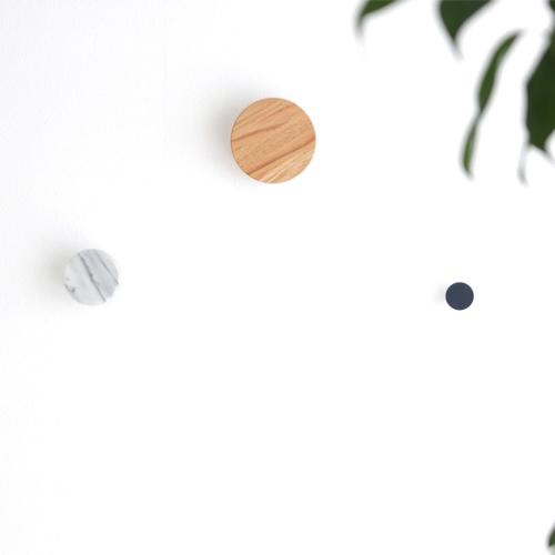 壁掛け フック ウォールフック M マーブル 大理石 ウォールハンガー 壁掛けハンガー 丸 壁掛け収納 収納 服 DESIGN BITE |  | 01