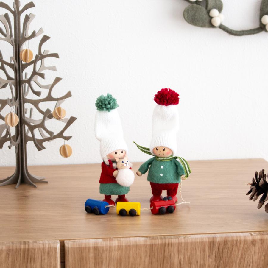 今季完売】ノルディカニッセ 2点 セット 電車のおもちゃを運ぶ男の子