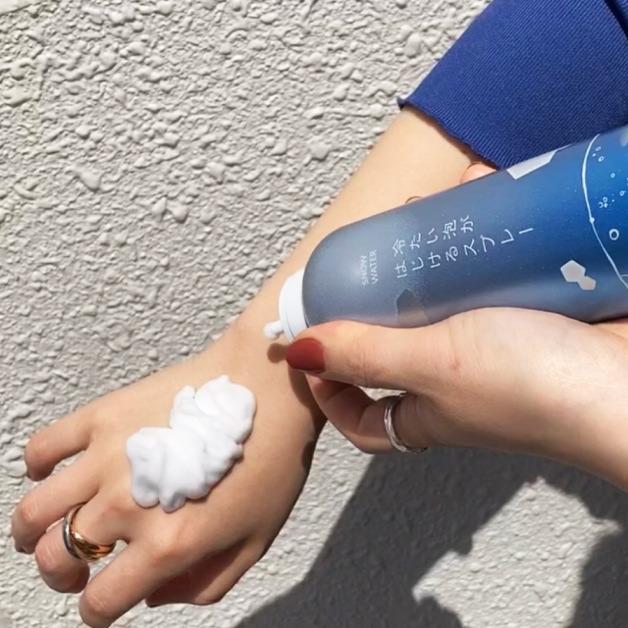 冷たい泡がはじけるスプレー　スノーウォーターシリーズ　雪解けシャワー　炭酸泡　クール　爽快　化粧水　消臭・冷感化粧水　汗臭・加齢臭　熱中症対策 |  | 03