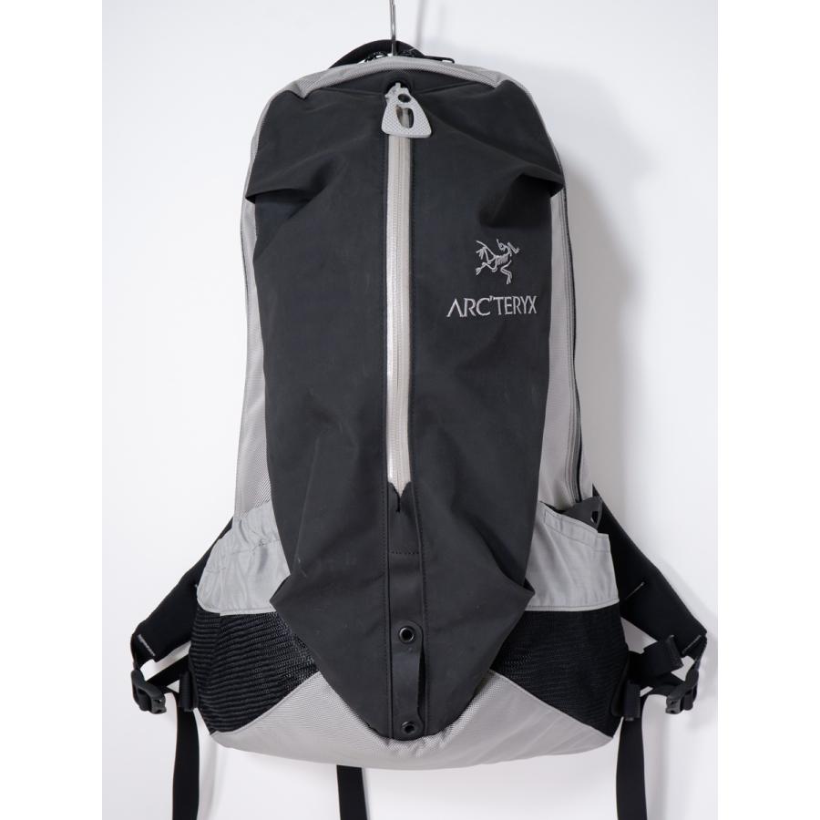 ARC'TERYX Arro22 バックパック・ブラック/シルバー 美品 ARC'TERYX ARC'TERYXアークテリクス ARRO 22 BACKPACK silver