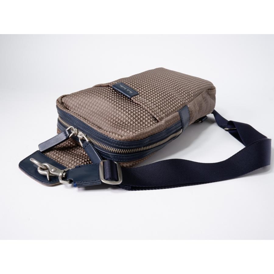 Paul Smith（ポール・スミス） ナイロン×レザーボディバッグ ワン