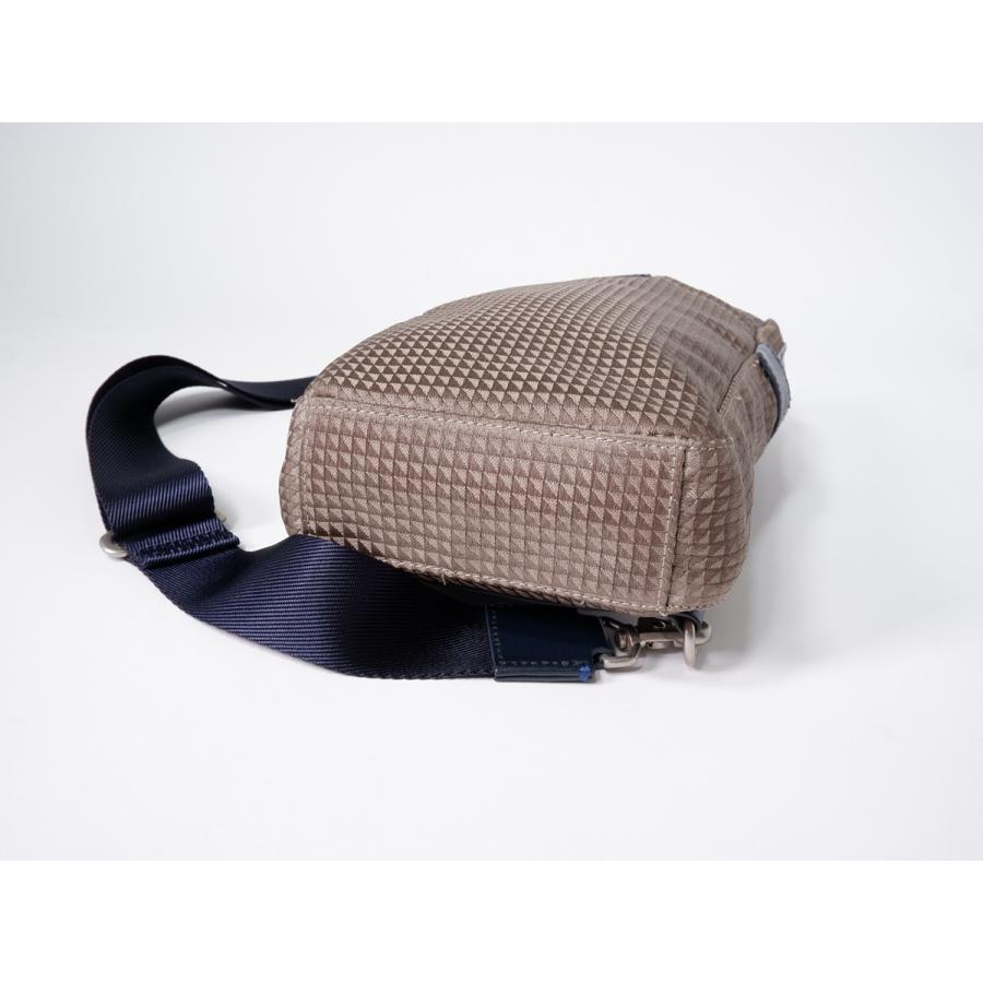 Paul Smith（ポール・スミス） ナイロン×レザーボディバッグ ワン