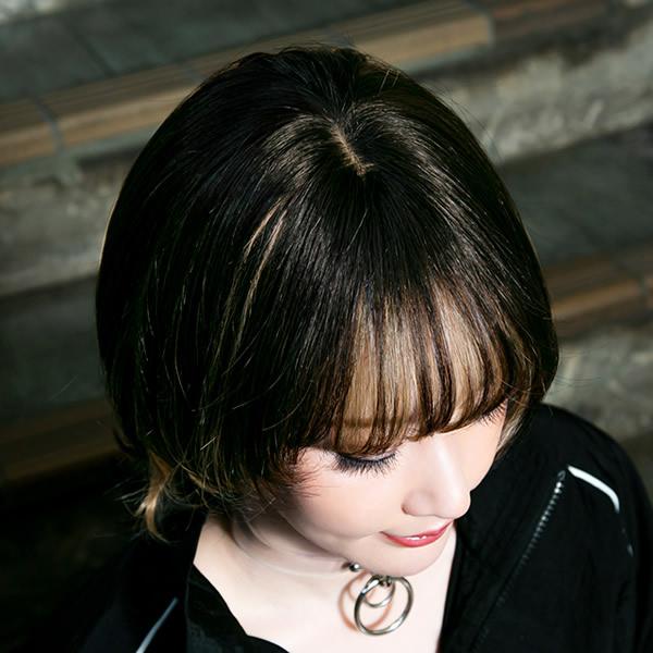 送料無料  プリシラ オールウィッグ マッシュウルフミディ 耐熱 ブラックインナーゴールド A-710-TBIG  ランダムにはねるカジュアルウルフ おまけ付き プリシラ オールウィッグ マッシュウルフミディ A-710耐熱