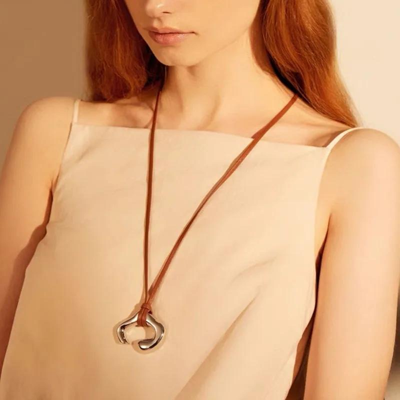 ペンダント ネックレス ブラウン シンプル ロープ ロング レディース 抽象的 美術 茶 冬 ウィンター ミニマリスト ハンドメイド ジュエリー_2