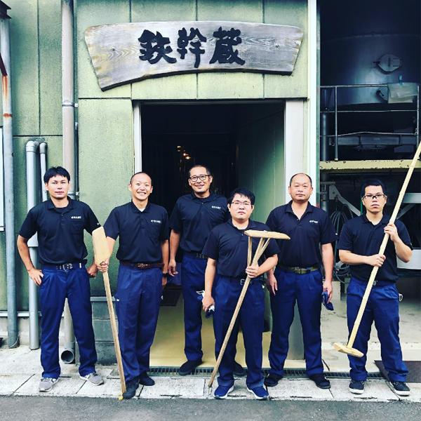 【黒麹特有の芳醇でキレのある甘みが魅力！】　オガタマ　鉄幹黒　黒麹　芋焼酎　古式甕仕込み　25度　900ml | オガタマ酒造 | 01