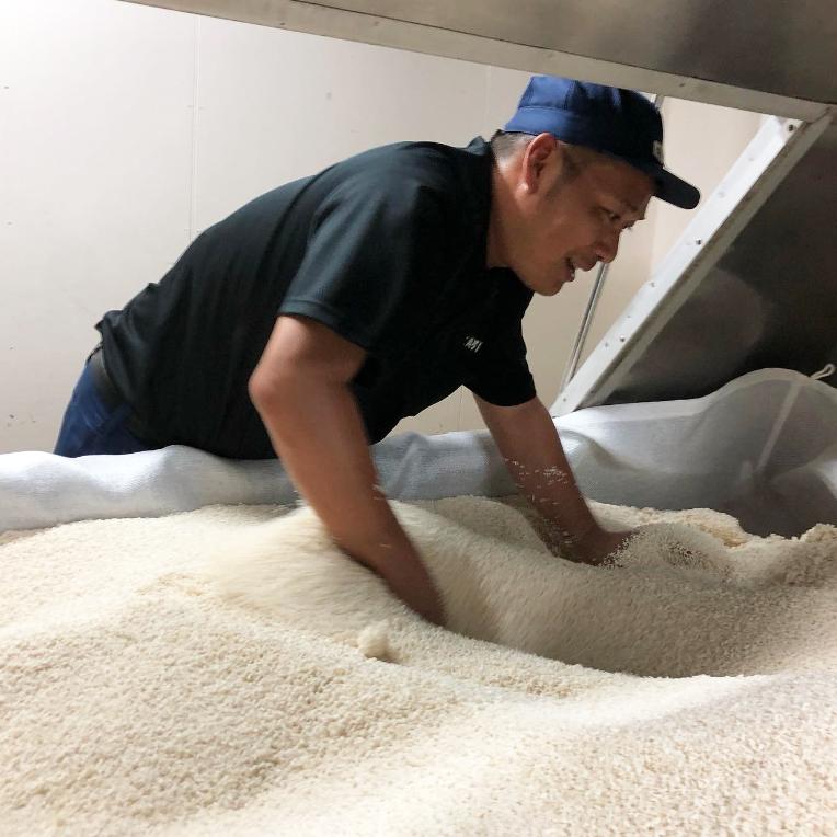 【黒麹特有の芳醇でキレのある甘みが魅力！】　オガタマ　鉄幹黒　黒麹　芋焼酎　古式甕仕込み　25度　900ml | オガタマ酒造 | 03