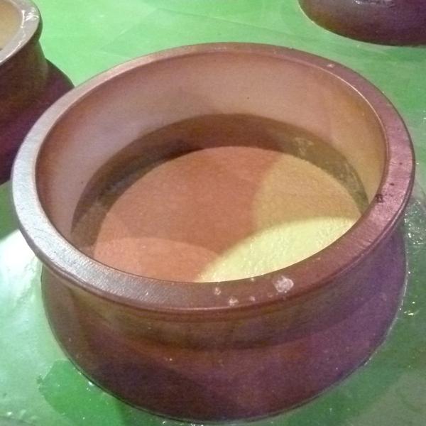 【送料無料・高級布付き豪華ギフト箱入り】【歴史的快挙を達成！】無双蔵　甕つぼ仕込み　木桶蒸留　白麹　芋焼酎　25度　1800ml(北海道・沖縄は送料+990円) |  | 05