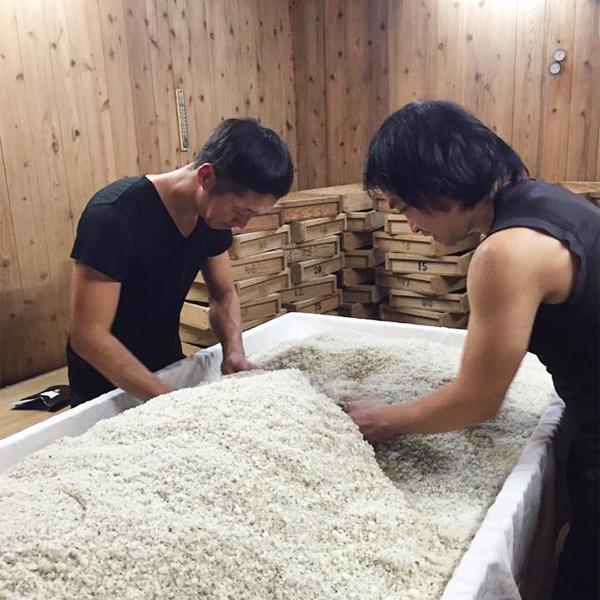 【限定入荷しました！】【蔵の生産わずか500本の大古酒！手造りで仕込んだ芋焼酎を和甕で十二年熟成！】千鶴　復刻版　十二年貯蔵　芋焼酎　25度　1800ml | 神酒造 | 03