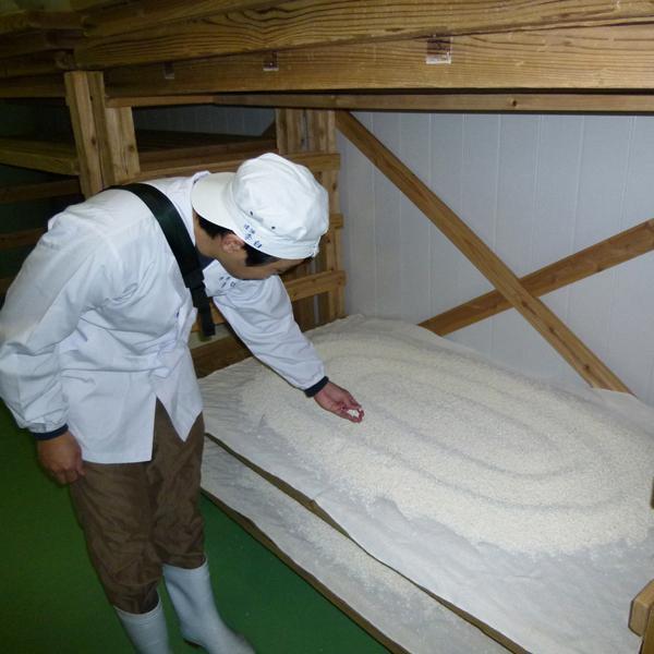 【季節限定入荷しました！】【老舗酒蔵の日本酒を造る際に出た酒粕！粕汁、粕鍋、甘酒に！】　島根県の老舗酒蔵　李白　高級　吟醸酒　酒粕(酒かす)　500g |  | 03