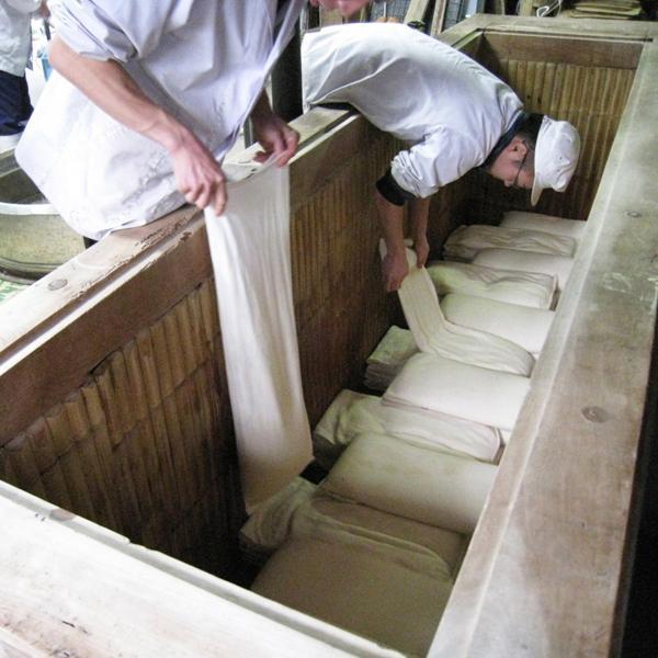 【季節限定入荷しました！】【老舗酒蔵の日本酒を造る際に出た酒粕！粕汁、粕鍋、甘酒に！】　島根県の老舗酒蔵　李白　高級　吟醸酒　酒粕(酒かす)　500g |  | 05