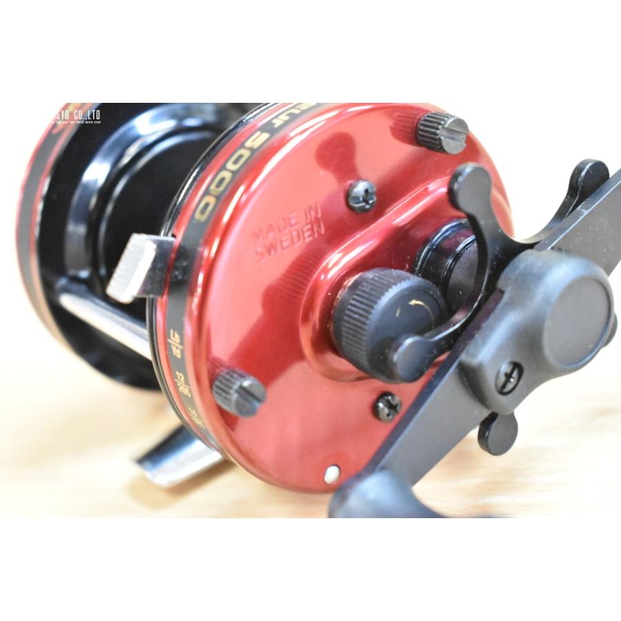△中古美品　アブガルシア　アンバサダー5000 レッドAbu Garcia Abu Garcia アブガルシア アンバサダー 5000 右 050005