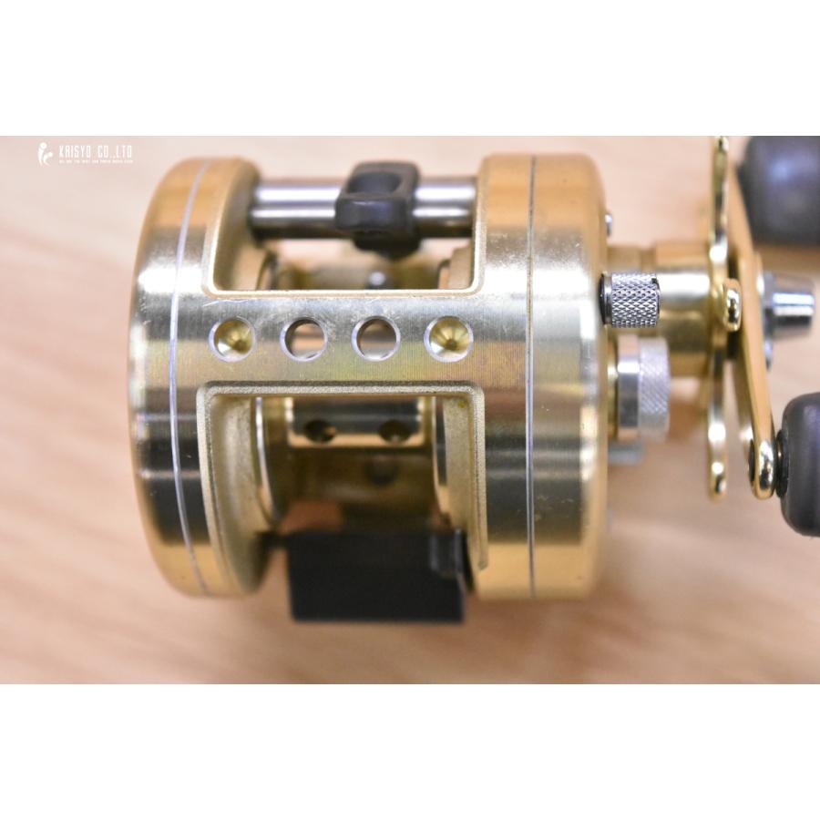 シマノ カルカッタ 200XT 右 ベイトリール SHIMANO CALCUTTA シーバス