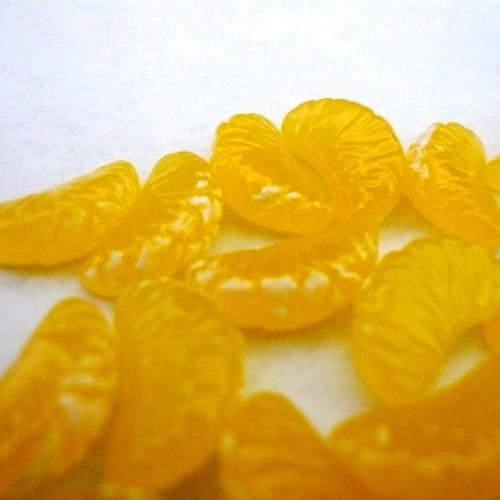 スイーツデコパーツ ミニみかん 20個セット 13mm×7mm 単価17円 /メール