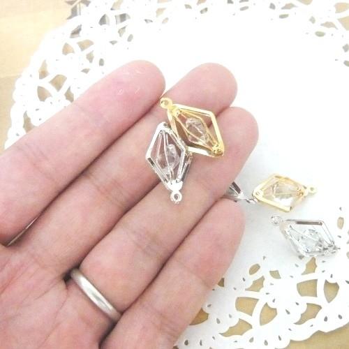 金属チャーム コネクター 中空ロンバス アクリルダイヤ封じ込め5個