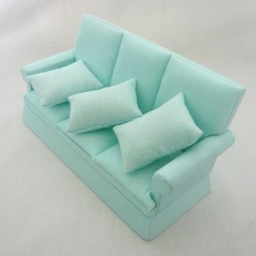 1 12ミニチュア家具 ３人掛けソファ クッション付き エメラルドグリーン ドールハウス 8651 Asobigokoro Fcヤフー店 通販 Yahoo ショッピング