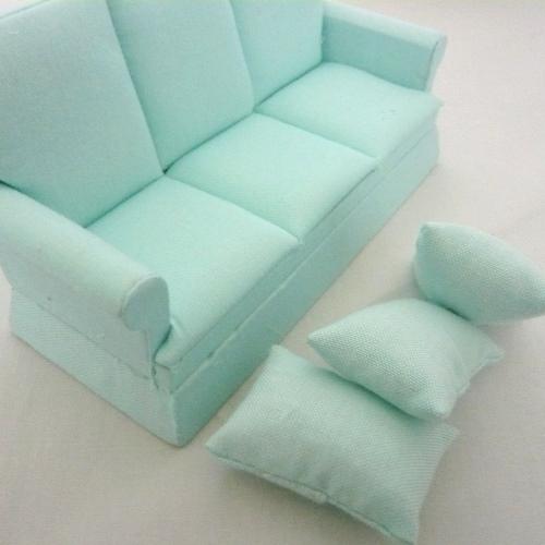 1 12ミニチュア家具 ３人掛けソファ クッション付き エメラルドグリーン ドールハウス 8651 Asobigokoro Fcヤフー店 通販 Yahoo ショッピング