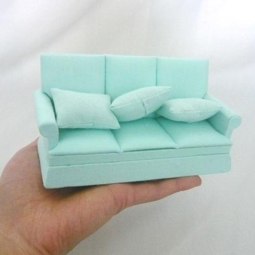 1 12ミニチュア家具 ３人掛けソファ クッション付き エメラルドグリーン ドールハウス 8651 Asobigokoro Fcヤフー店 通販 Yahoo ショッピング