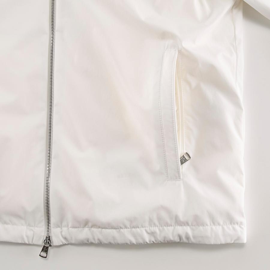 MONCLER（モンクレール） メンズアウター 超軽量ナイロン生地 胸元