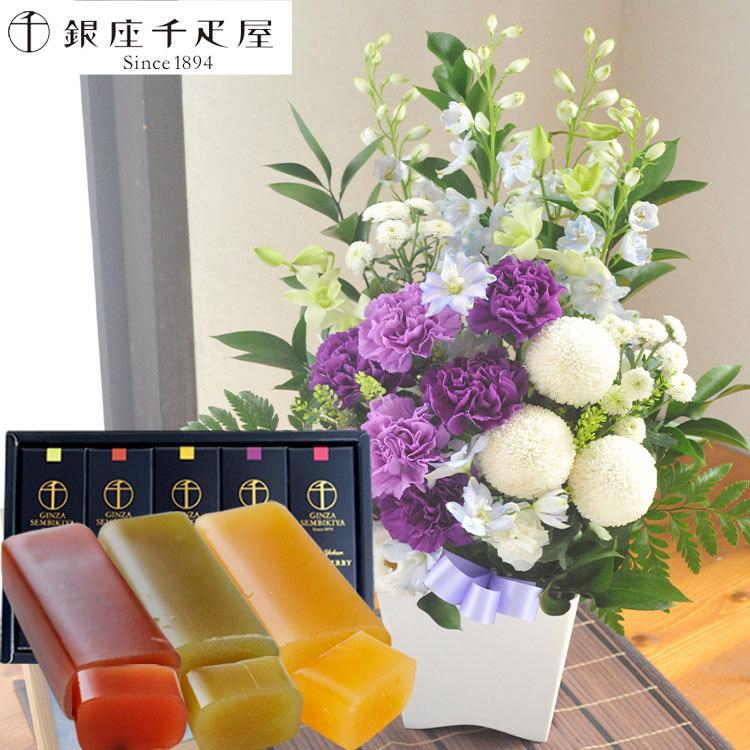 花とスイーツのセット　ムーンダストを使ったお供えアレンジメントMサイズ+【銀座千疋屋】フルーツ羊羹セット　FKAASW