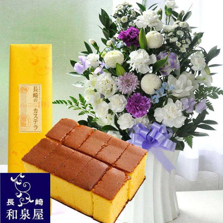 お供え花とスイーツ　洋花を使った旬のおまかせ お供え花「かすみアレンジ」+長崎和泉屋 長崎カステラ蜂蜜 0.5号 10切入 　ギフトセット　FKAASW