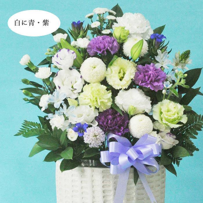 お供え花とスイーツ 洋花を使った旬のおまかせ お供え花「風月アレンジ」+長崎和泉屋 長崎カステラ蜂蜜 0.5号 10切入  ギフトセット FKAASWの画像