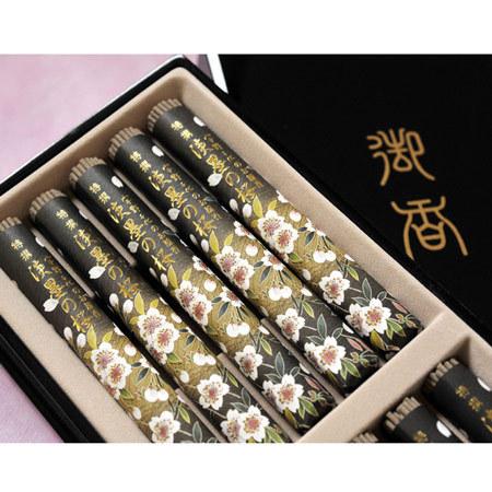 お線香と花のセット ムーンダストお供えアレンジMサイズと 黒塗り箱入り特選淡墨の桜線香セット FKAASEの画像