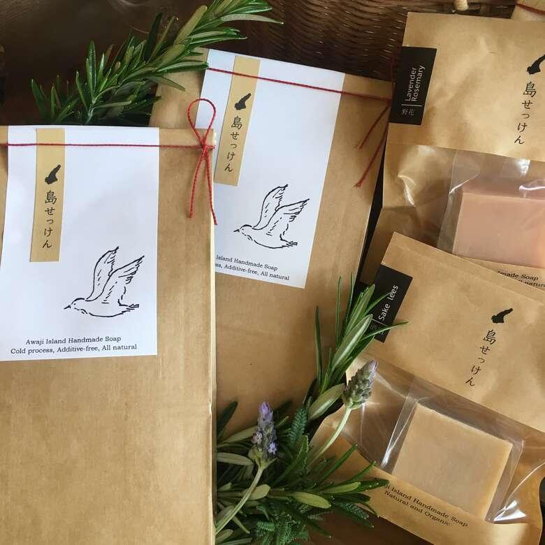 無添加 石鹸 野花 酒粕 2個 島せっけん 固形 ギフト 贈り物 母の日 敬老の日 結婚式 引き出物 お祝い プチギフト プレゼント交換 いい香り 肌に優しい 淡路島発 | 