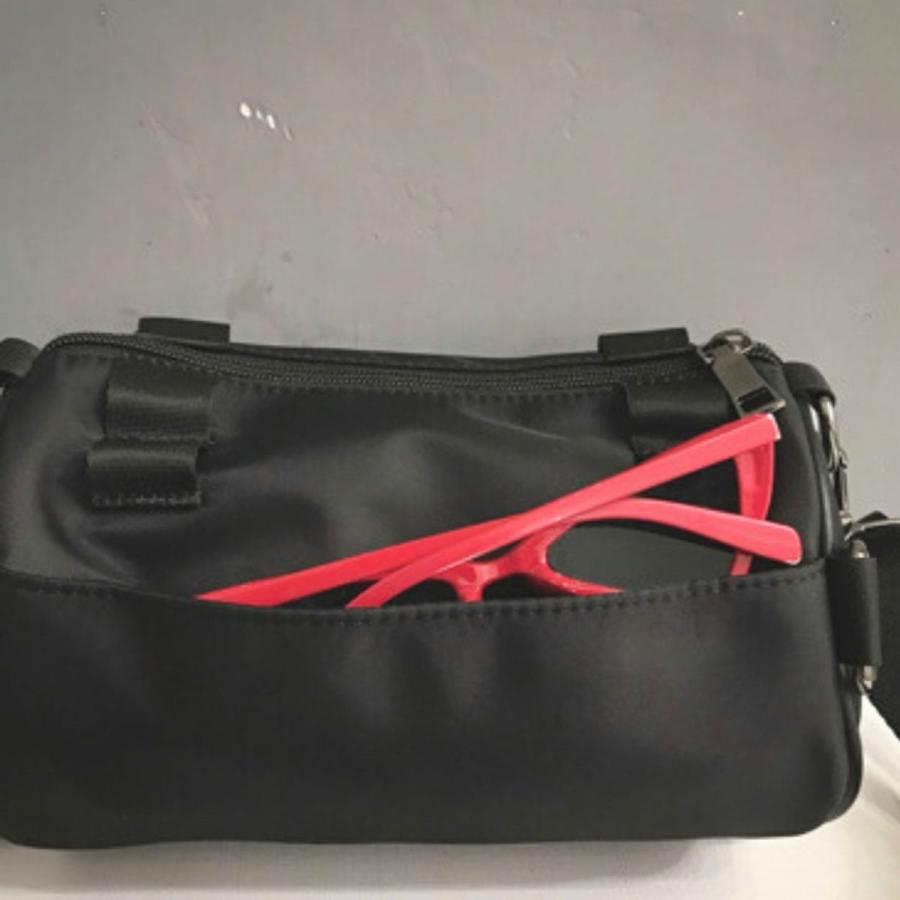 シンプルな黒と赤のドラムバッグ シンプルな黒と赤のドラムバッグ ドラムバック — MONOCHROME