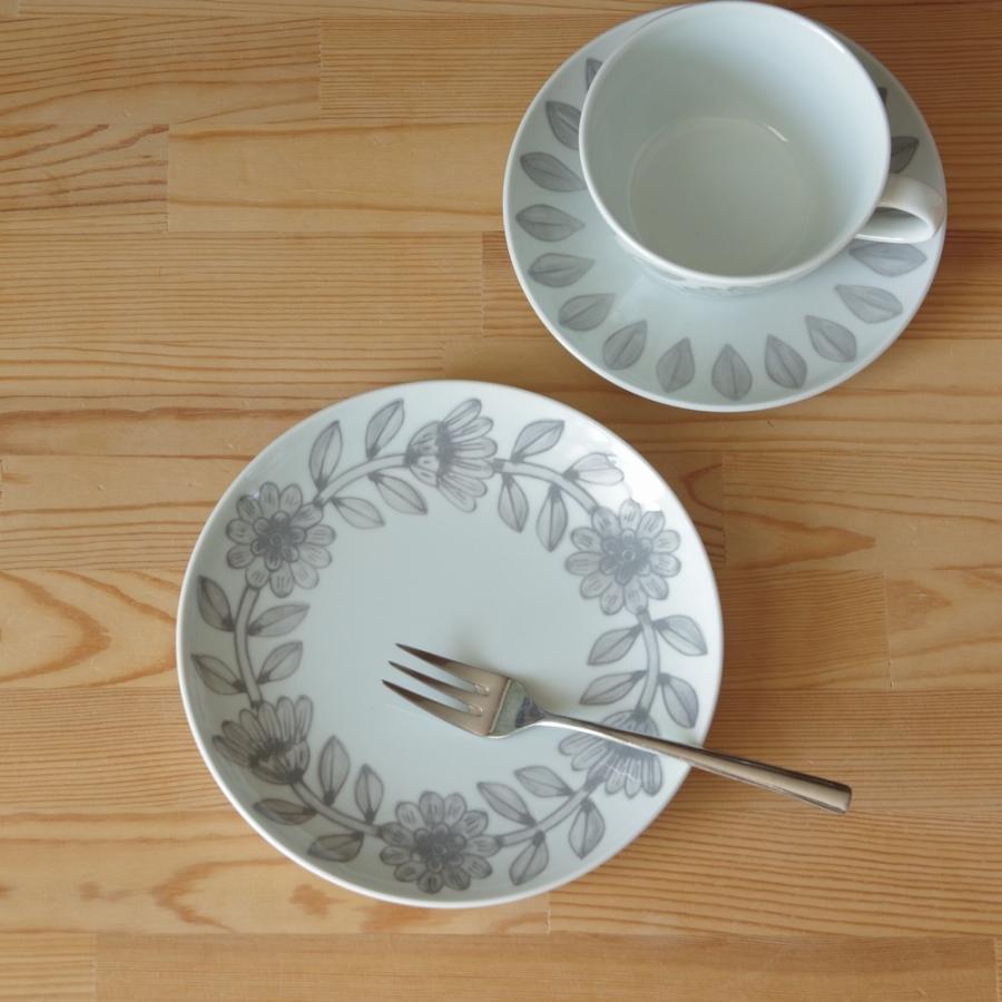 波佐見焼 デイジー グレー デザートプレート ケーキ皿 中皿 18cm Hasami Hasamiyaki Daisy Grey Plate18cm Flohmarkt フローマルクト 通販 Yahoo ショッピング