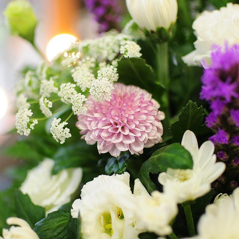 お供え 花 贈る 供花 法事 命日 仏花 生花 四十九日 一周忌 三回忌 法要 デザイナーズお供え花アレンジメント MSサイズ | エーデルワイス花の贈り物 | 05