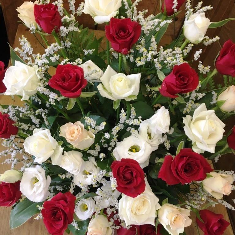 フラワーアレンジメント 誕生日 記念日 彼女 彼氏 父の日 大きい薔薇の生花フラワーアレンジメント Bigredandwhitetrose フラワーエキスプレス ヤフー店 通販 Yahoo ショッピング