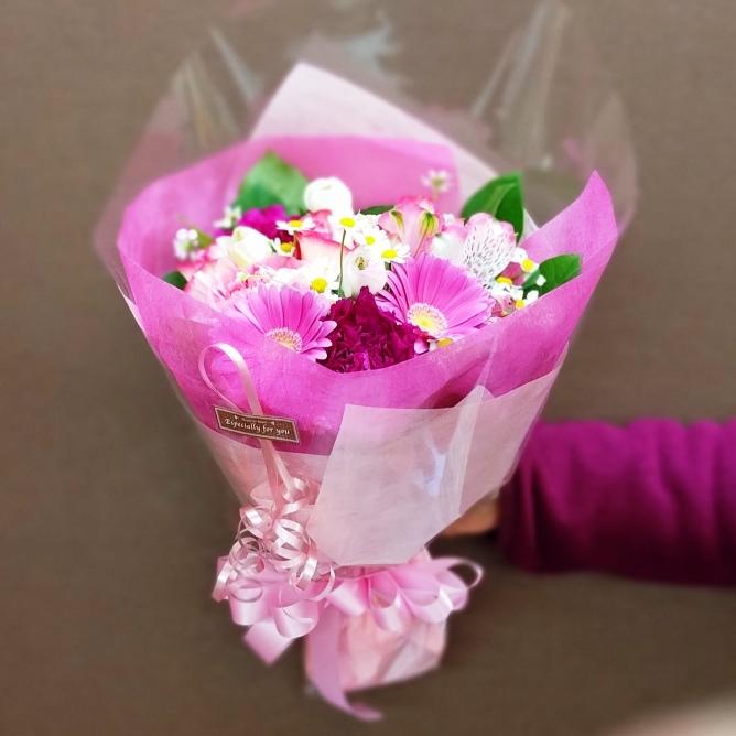 季節のお花たっぷりブーケ ピンク系 誕生日 プレゼント 記念日 友達 今年も話題の おまかせラウンドブーケ 彼女 彼氏 逆輸入