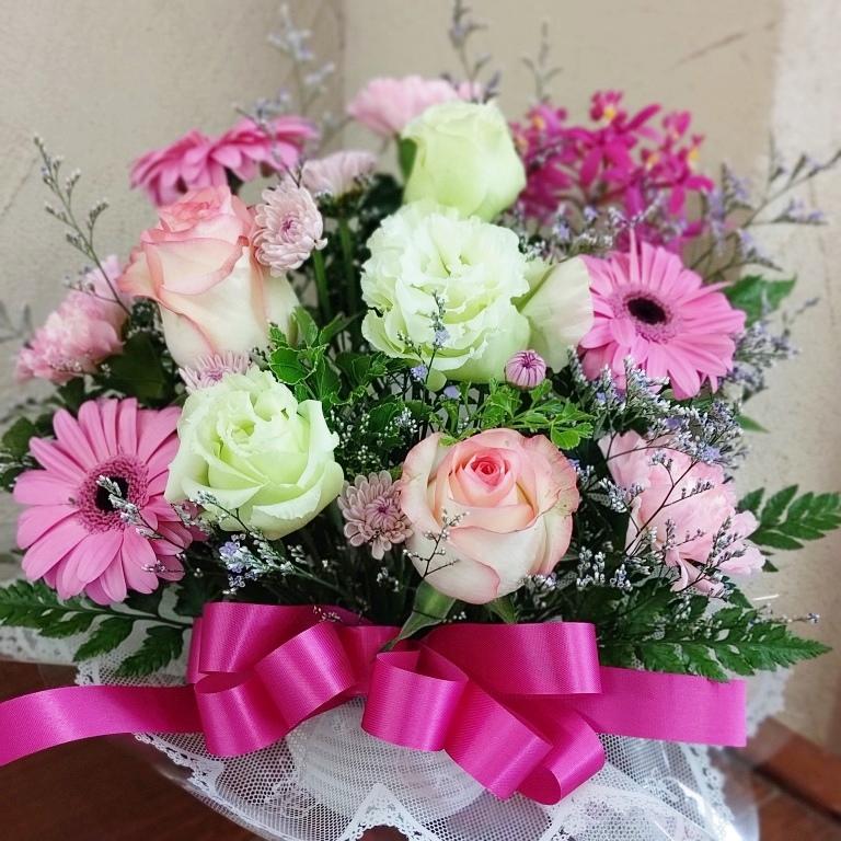 ピンクのワンサイドアレンジ 花 誕生日 お祝い フラワーアレンジメント  