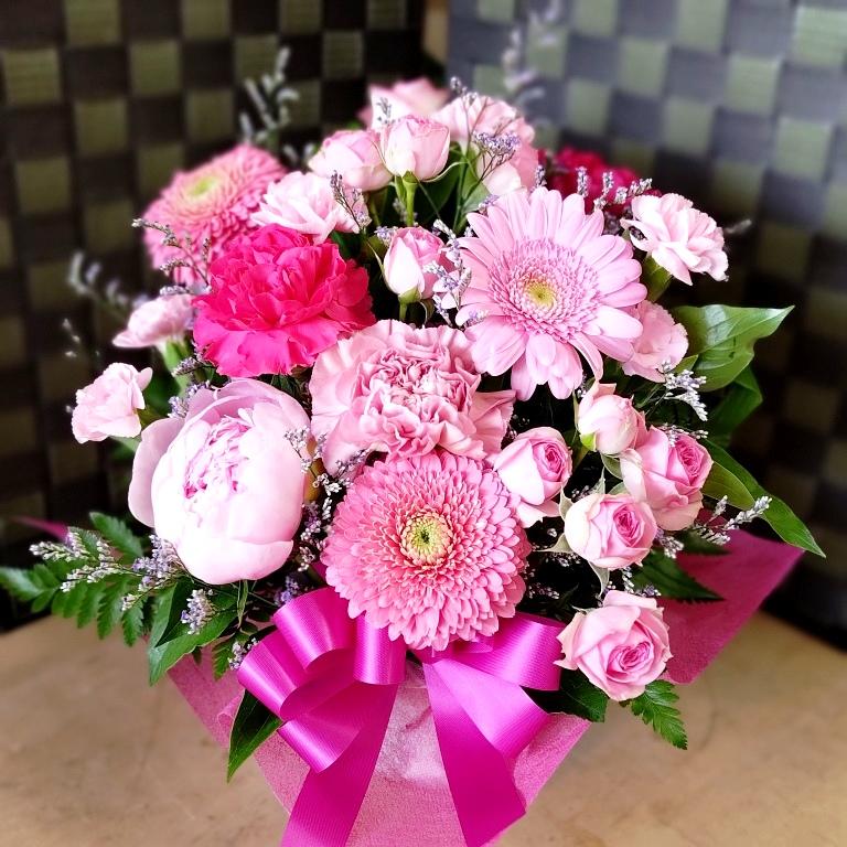 ピンクのワンサイドアレンジ 花 誕生日 お祝い フラワーアレンジメント  