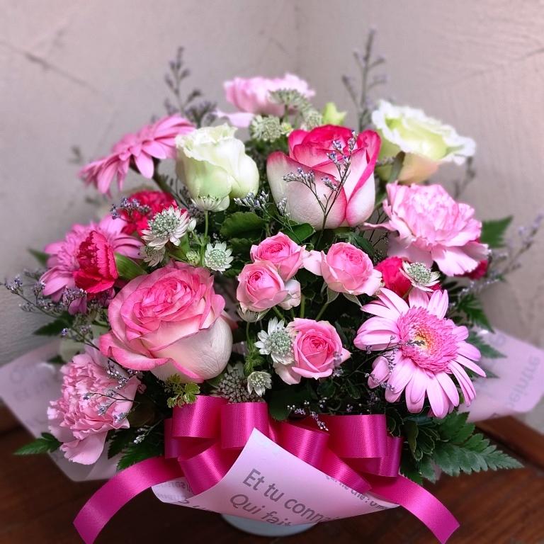 ピンクのワンサイドアレンジ 花 誕生日 お祝い フラワーアレンジメント  