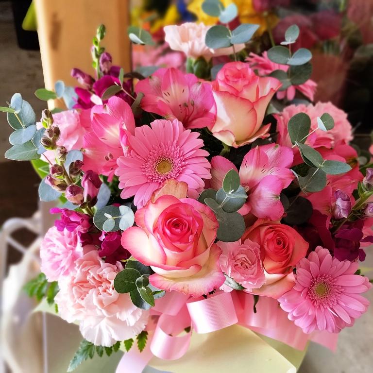 ピンクのワンサイドアレンジ 花 誕生日 お祝い フラワーアレンジメント  