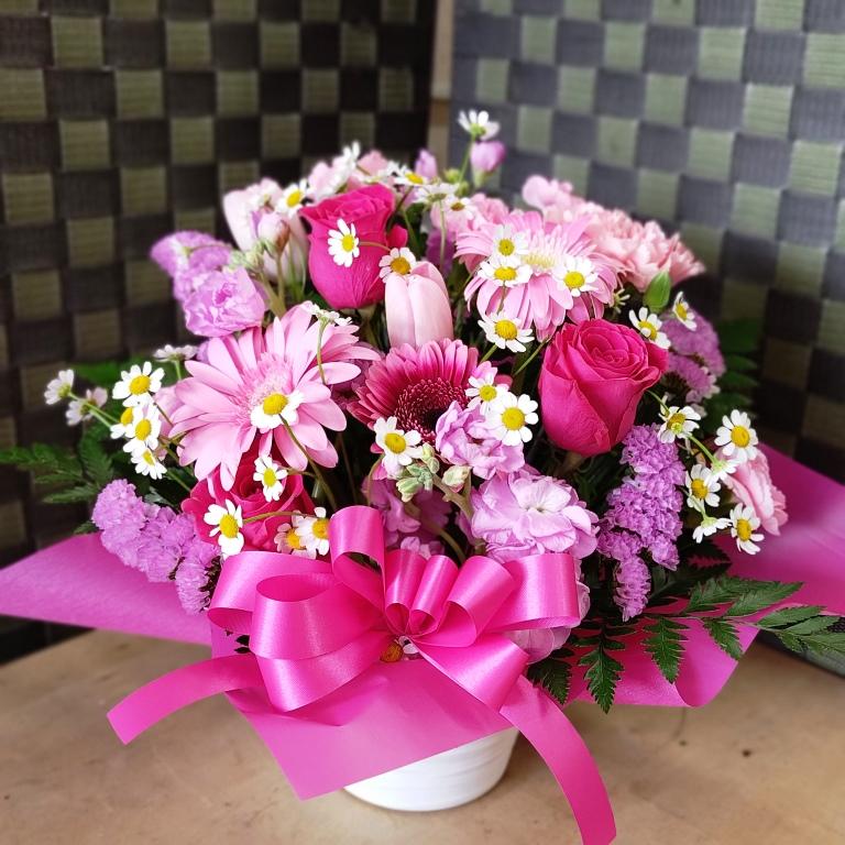 ピンクのワンサイドアレンジ 花 誕生日 お祝い フラワーアレンジメント  