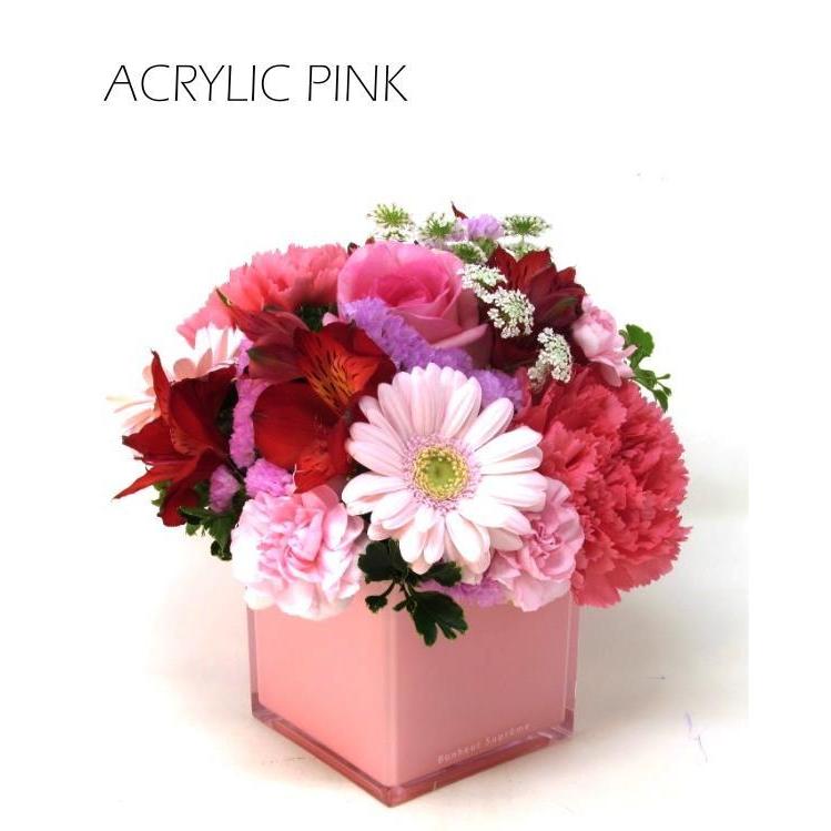 ピンクのアクリルボックスに入ったフラワーアレンジメント そのまま